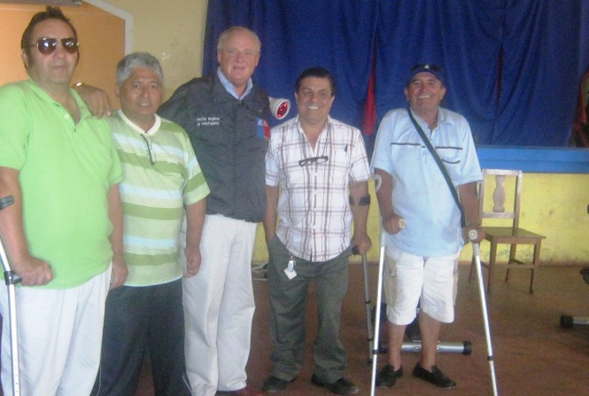 Director Regional del Senadis junto a integrantes de la agrupación Renacer