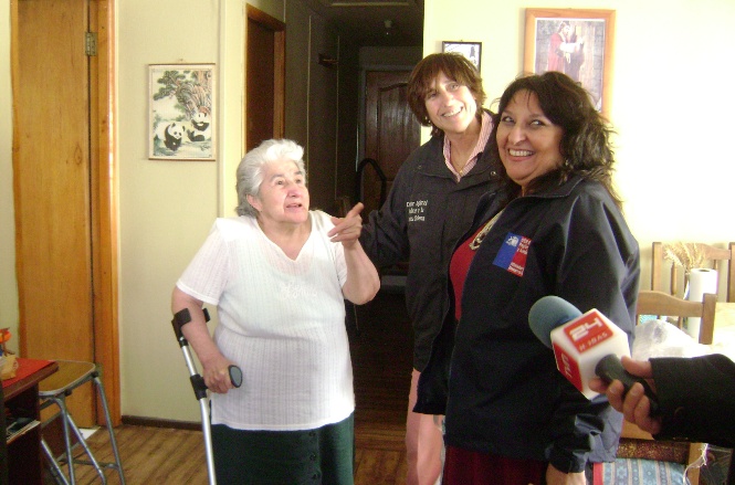 Autoridades entregan ayudas técnicas a persona con discapacidad de Magallanes.