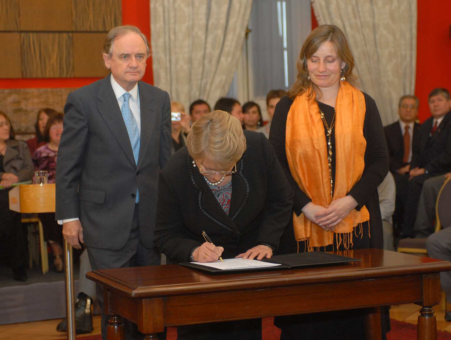 La Presidenta Bachelet está firmando al promulgación de la Convención