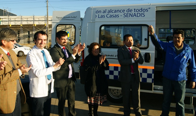 Autoridades en la entrega de furgón adaptado para CCR de Padre Las Casas
