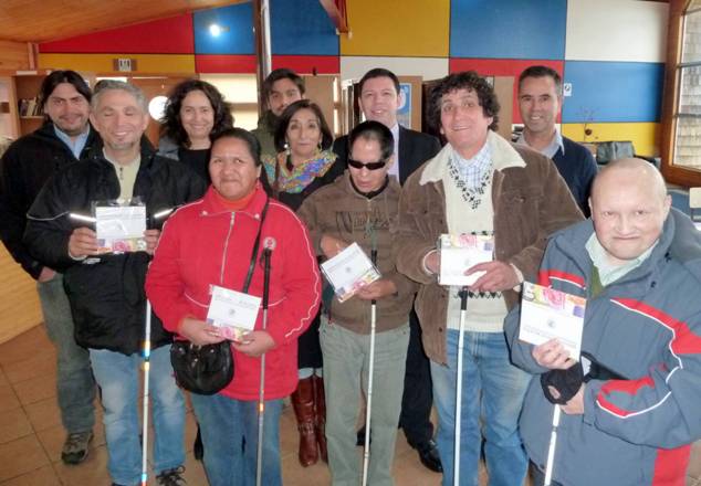 Director Regional de Senadis entrega identificadores de billetes para personas con discapacidad visual