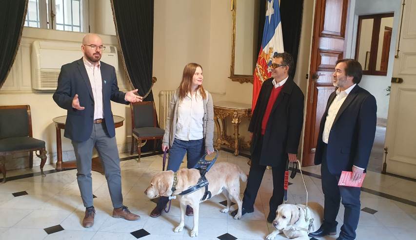Ministro Jackson y Senadis promueven el respeto de los derechos de las personas usuarias de perros guía