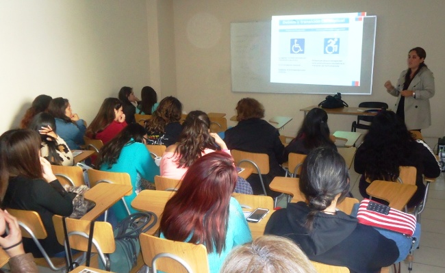 Jocelyn Franco capacita a estudiantes de la Universidad Pedro de Valdivia
