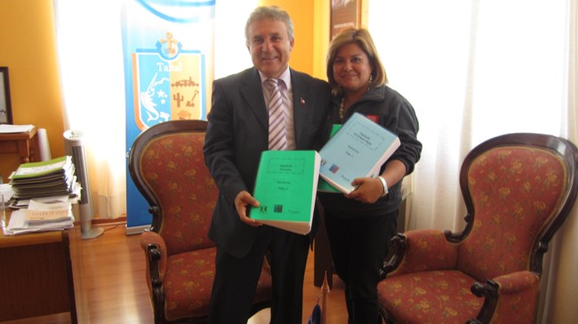 Directora Regional (S), Rossana Díaz, entrega ejemplares de Papelucho en Braille al alcalde de Taltal Sergio Galleguillos