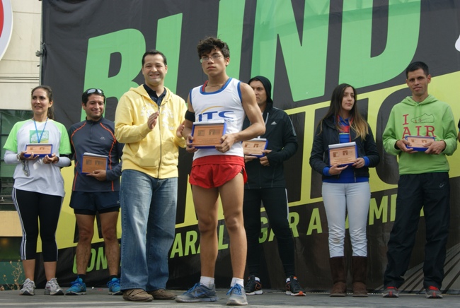 Director Regional del Senadis junto a competidor que participó en corrida Blind Running.