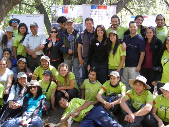 Autoridades de Senadis, Injuv y Conaf junto a voluntarios en la Reserva de RÃ­o Clarillo.
