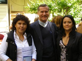 Coordinadora de Fonadis, Paula Aravena; el Vicario de la Familia y mamá con discapacidad auditiva