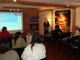 Aparece la Coordinadora Regional, Soledad Cárdenas, realizando su exposición.