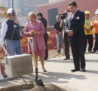 En la fotografía aparece la Presidenta de la República, Michelle Bachelet junto al animador Mario 