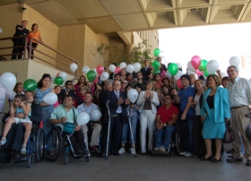 Autoridades junto a representantes de organizaciones de personas con discapacidad en el Congreso