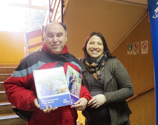 Directora Regional junto al Presidente de la Agrupación Ciegos del Sur  exhiben los folletos en Braille