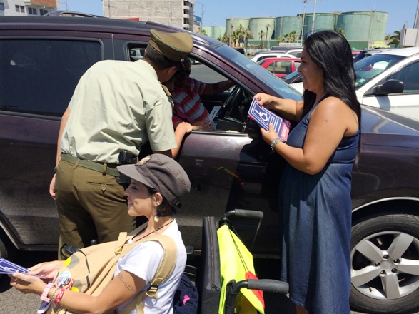 Directora Regional entrega folletos junto a Carabineros y una persona con discapacidad