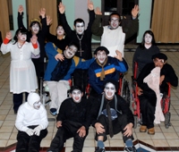 En la fotografía aparece un grupo de teatro y sus integrantes están con las caras pintadas