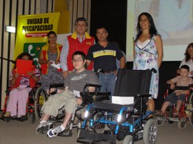 Rosa Rouliez, profesional de Fonadis junto a personas con discapacidad y sus ayudas técnicas