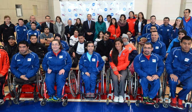 Deportistas y autoridades durante el lanzamiento del Campeonato Nacional Paralímpico Salcobrand.