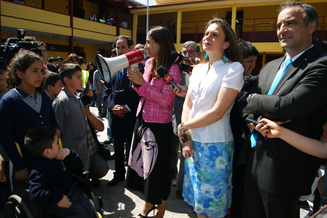 Autoridades con alumnos que participaron el Simulacro Simulacro de Seguridad Escolar de la Región Metropolitana