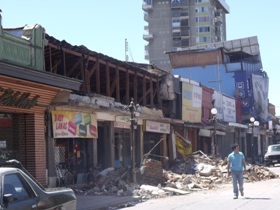 Locales comerciales del centro de la ciudad de Talca con diversos daños producto del terremoto. Fotografía gentileza Enrique Norambuena, DOS.