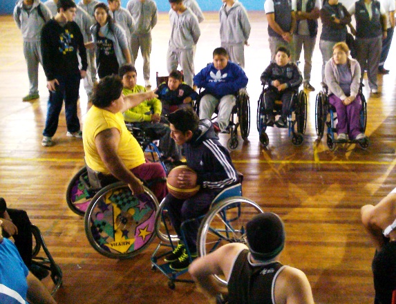 Deportistas practican Baloncesto en silla de ruedas