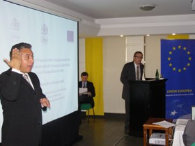 El Ministro de Planificación, Felipe Kast en su discurso y el intérprete en Lengua de Señas, Alejandro Ibacache.