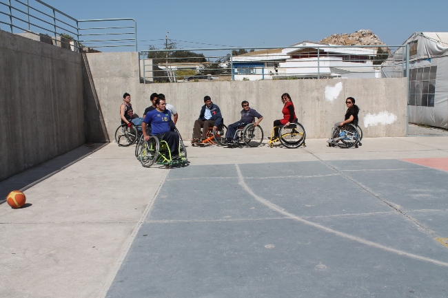 Autoridades y deportistas realizan demostración en silla de ruedas