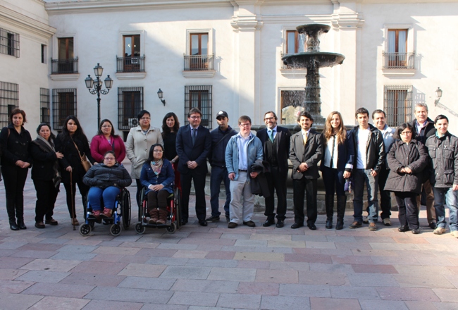 Director Nacional y Ministro de Desarrollo Social  junto a jóvenes y a sus familias en La Moneda