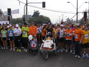 La Directora del Senadis junto a su familia y cientos de personas que participaron esperan la largada de la corrida.