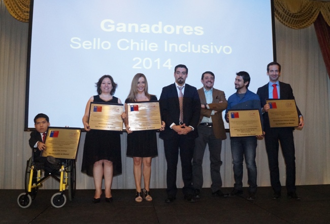 Director Nacional junto a ganadores del Sello Chile Inclusivo 2014
