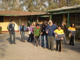 Las personas ciegas guían a los funcionarios de la municipalidad de Lo Espejo quienes tienen los ojos vendados.