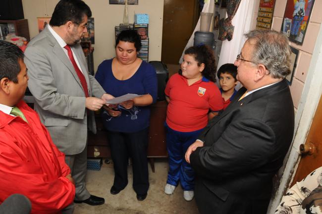 Autoridades realizan entrega de la pensión de gracia a la familia Herrera Alegría