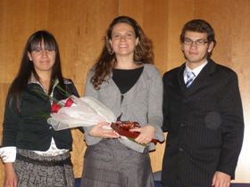 La Directora Nacional del Senadis recibe un presente  de parte de los alumnos de Kinesiología de la Universidad San Sebastián.