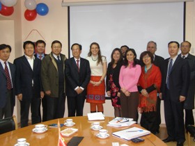 Autoridad del Senadis junto a la delegación china y al equipo de la institución que asistieron a la reunión.