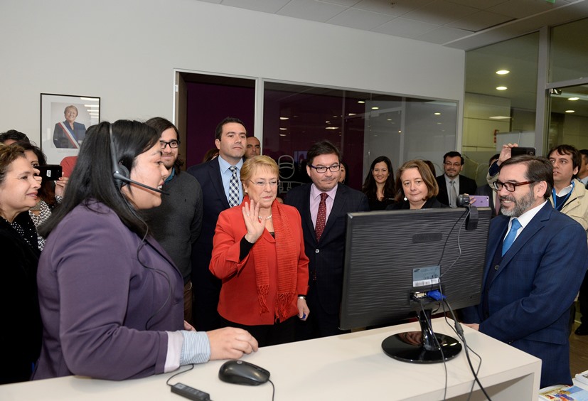 Presidenta Michelle Bachelet conoce el nuevo sistema implementado por SENADIS para atender a personas con discapacidad auditiva. Fuente: Presidencia