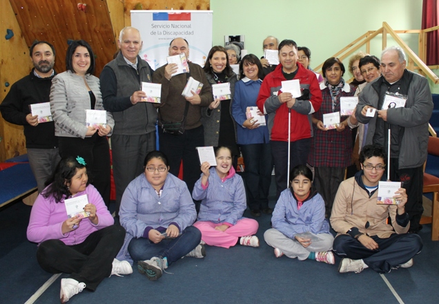 Directora Regional de Los Ríos junto a los participantes que recibieron el identificador de billetes en Valdivia.