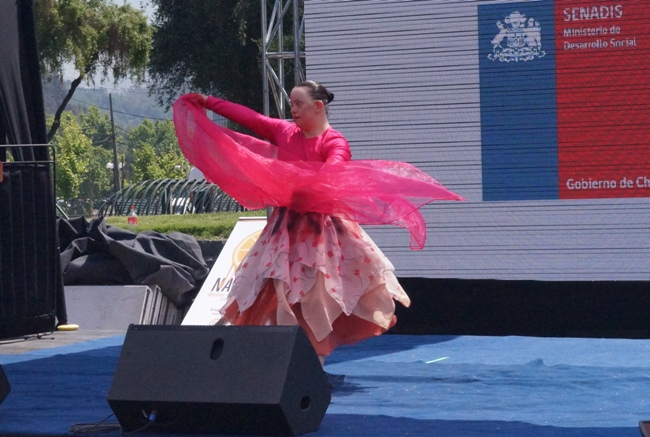 Joven integrante Danzarmonía en el Día Internacional de las Personas con Discapacidad 2014
