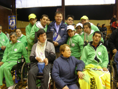 El Subdirector Nacional del SENADIS junto a los deportistas que participaron en el Torneo.