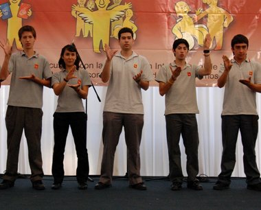 Jóvenes con discapacidad auditiva integrantes de Coro de Señas.