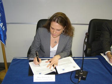 La Directora Nacional del Senadis firma el convenio.