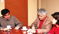 En la fotografía aparece Víctor Huentelemu junto a Enrique Norambuena y Táchira Solar