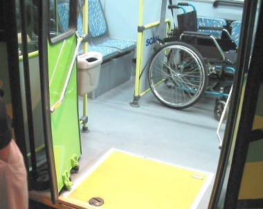 Un bus del Transantiago que cuenta con rampa y espacio para ubicar una persona en silla de ruedas.