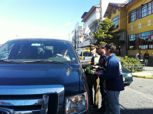 Autoridades entregan material informativo en Puerto Montt