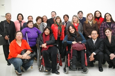 Directora Nacional de SENADIS con representantes de diversos organismos que asistieron al Seminario .