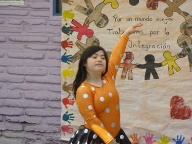 La joven Daniela Chávez, quien presenta síndrome de Down, está realizando una presentación artística.