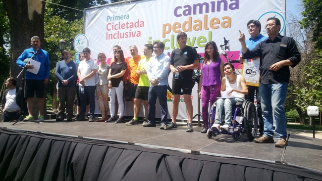 Autoridades durante el acto central de la Cicletada Inclusiva en el Parque Forestal.