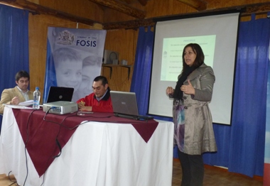 La Coordinadora de Gestión Operativa de SENADIS en la región de Aysén realizando la capacitación.