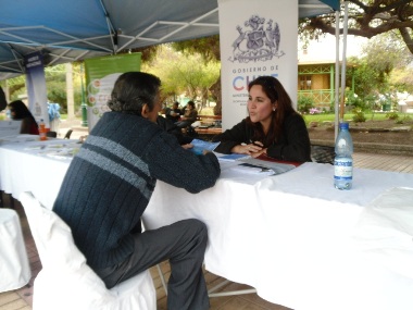 La profesional Jocelyn Franco, de la Dirección Regional de Antofagasta, entrega información en el stand del SENADIS.