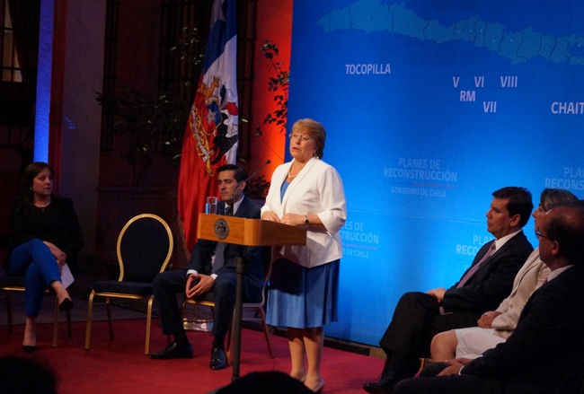 Presidenta Bachelet en la ceremonia de entrega de los planes de reconstrucción. 