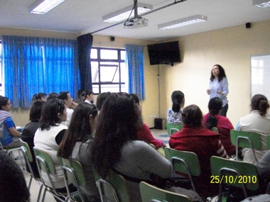 Valeria Ortiz participa en reunión en el Colegio Emprender de Osorno.