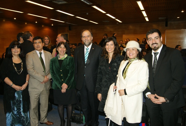 Director Nacional de Senadis junto a María Soledad Cisternas y autoridades de la Universidad Central
