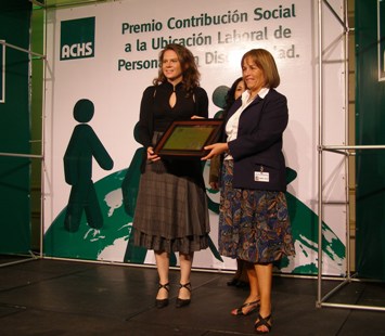 Directora Nacional del Senadis, María Ximena Rivas, entrega reconocimiento a Alejandra Vergara, trabajadora. 