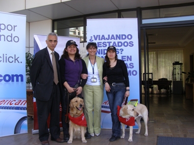 Rodolfo Nieto de Senadis y Gabriela Peralta de American Airlines, recibieron a las dos becadas por Leader Dogs.